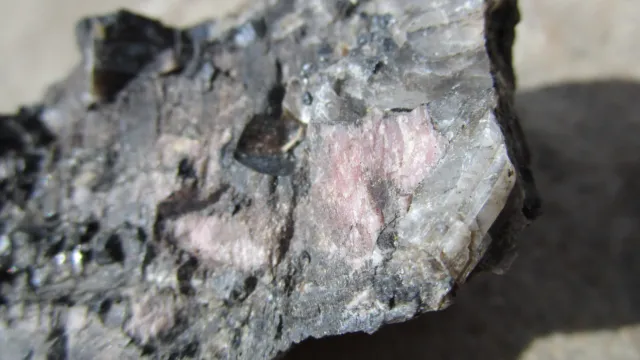 Bustamite Magnetite Willemite Calcite fluorescent mineral rock G McLoughlin K62