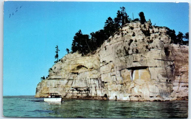 Postcard - Pictured Rocks, In Michigan's Upper Peninsula - Munising, Michigan