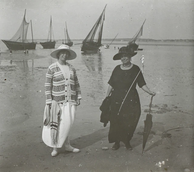 FRANCE Femmes à la Mer Voiliers c1935 Photo Stereo Plaque de verre Vintage 