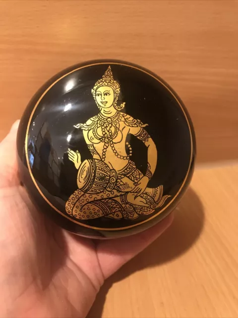 hübsche schwarze Lackdose rund mit Goldmalerei Trommlerin Bali Asien