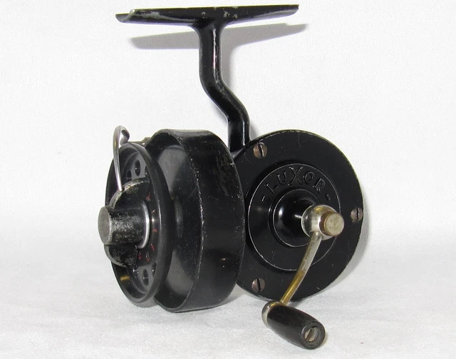 Rare Moulinet de pèche à tambour en noyer et laiton vers 1910 Rare Moulinet de pèche à tambour en noyer et laiton vers 1910