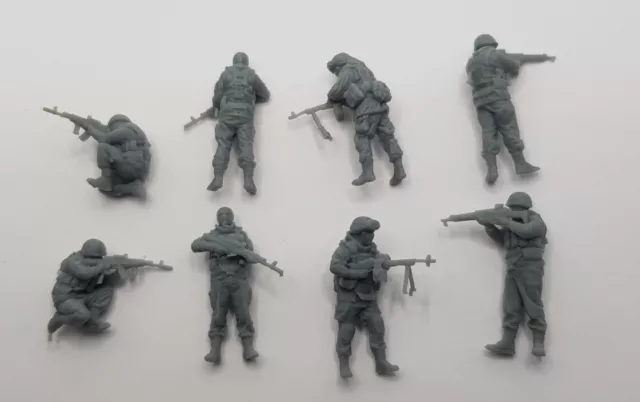 1/72  8  russians modern soldiers