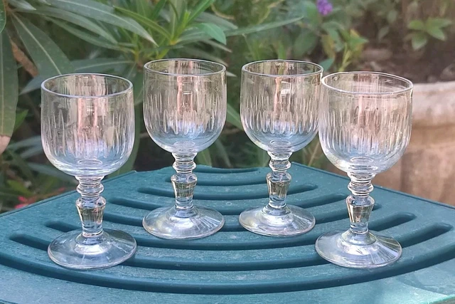 17 petits verres à liqueur en cristal, motif ciselé - Parfait état