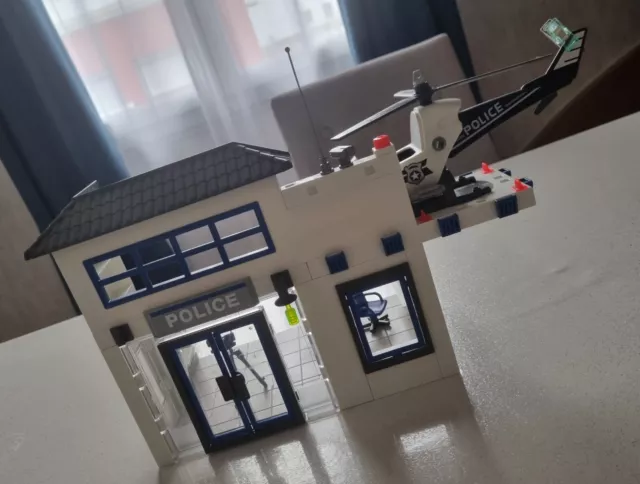 commissariat playmobil avec hélicoptère 9372 centrale d'action de la ville