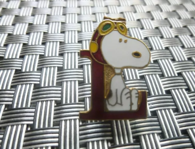 Snoopy Comic Strip Peanuts Vintage Pin's Badge