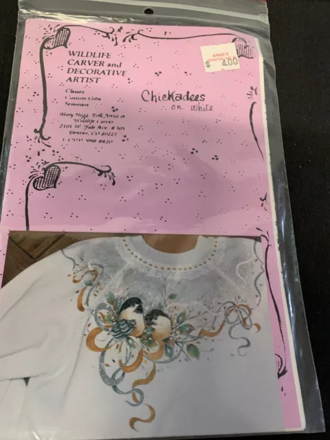 Tallador Y Artista Decorativo Chickadees On Blanco De Vida Silvestre