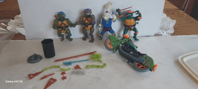 Lot of TEENAGE NINJA MUTANT TURTLES & Accessories - See pictures