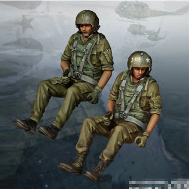 1/35 resin soldiers figures model Vietnam War 2 pilots in the helicopter group