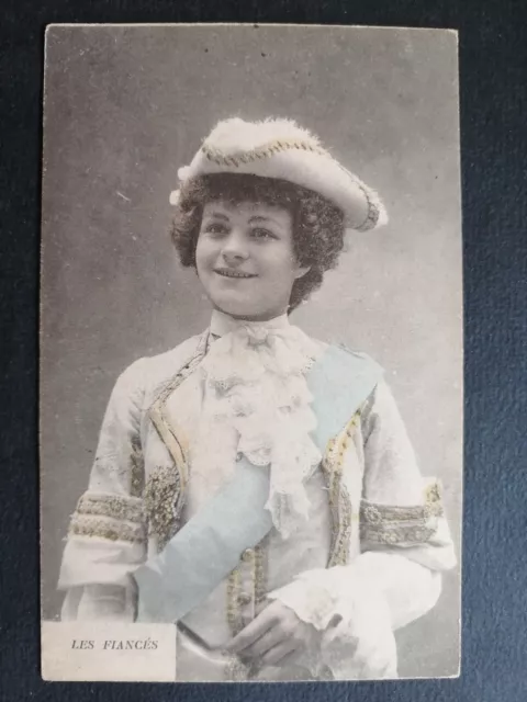 Carte Postale Ancienne de 1904 JEUNE FILLE Costumée " Les FIANCÉS "