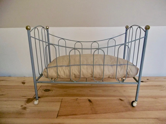 Petit Lit Ancien De Poupée En Bois Peint - Avec Matelas Et Oreiller - Occasion Vintage