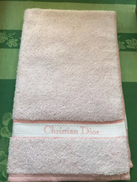 IDEE CADEAU DIOR serviette de toilette brodée à la marque. Vintage neuf.