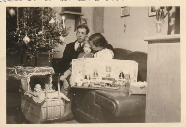 Vintage Foto Weihnachten Kind mit Spielzeug Puppenstube Puppe Puppenwagen