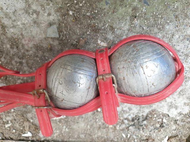 DOUBLETTE, 2 BOULES de pétanque anciennes avec leur lanière de
