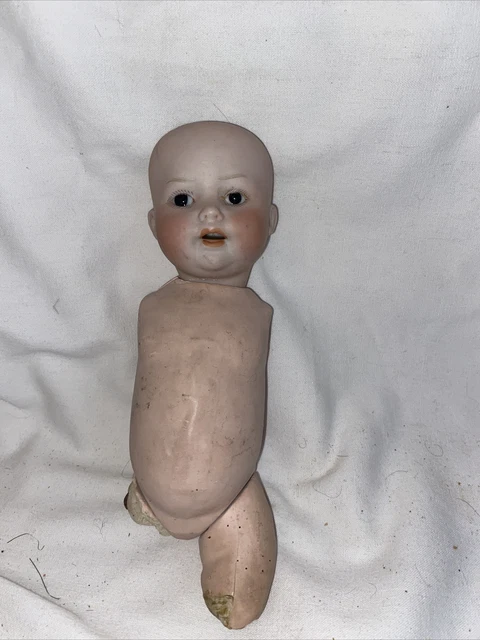 Poupée ancienne en porcelaine