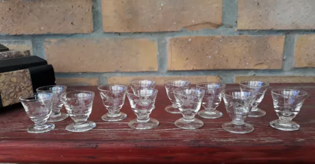 Lot 12 Petits Verres Cristal gravé à liqueur Ancien