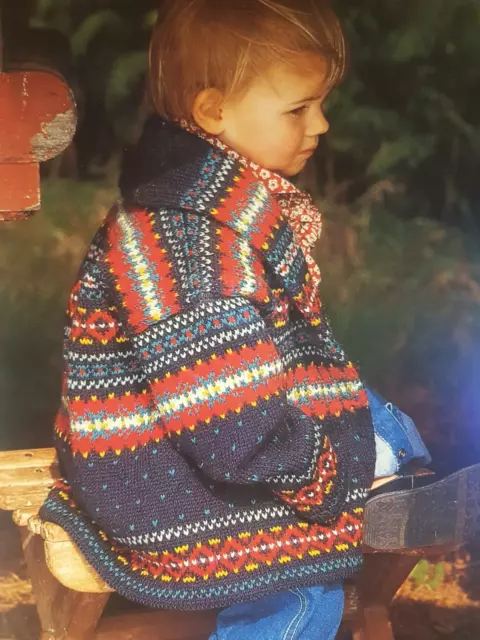 **Strickmuster**Kleinkinder FAIR ISLE Jacke**Schalkragen**2 bis 4 Jahre**DK**