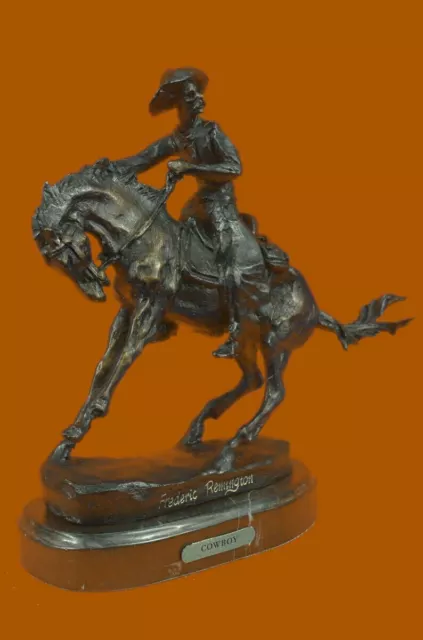 Frederic Remington Cowboy Reiten Buckeln Pferd Statue Mit / Marmor Geschäft