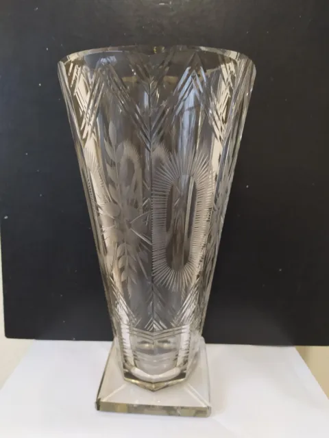 Grand vase en cristal taillé ,absence de marque ,Très bon état.