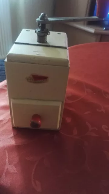 Alte Kaffeemühle von Leinbrock, in cremefarben mit roten holzknauf.