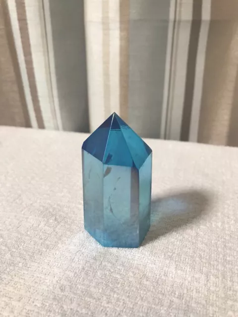 Une tasse bleu aura quartz cristal titane bismuth silicone grappe arc-en-ciel Reiki 3