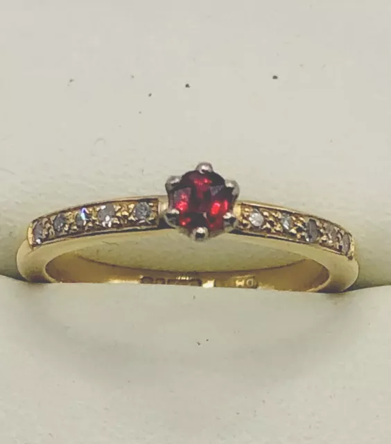 18 Karat Gold Rubin und Diamanten Ring Größe J