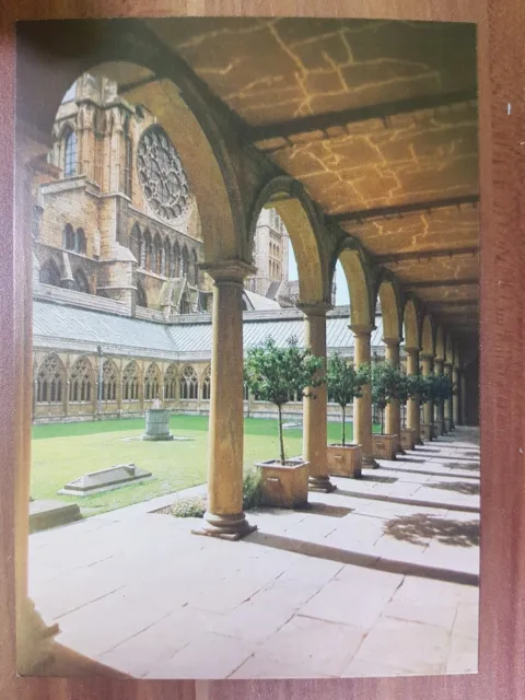 Schöne alte Ansichtskarte AK - Lincoln Cathedral Cloister Court England