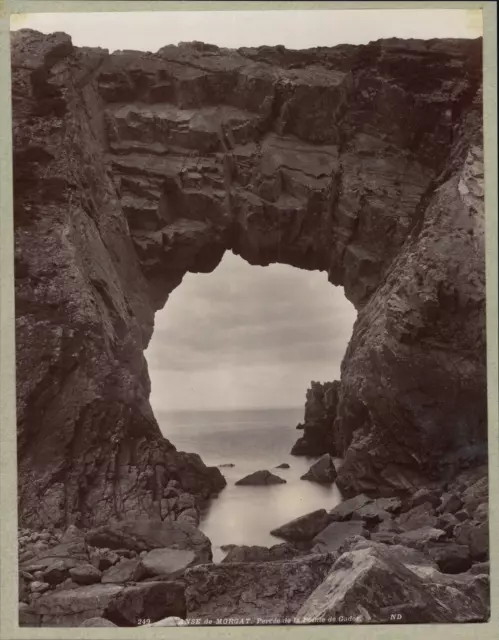 France, Anse de Morgat, La percée de la pointe de Gador, Photo. N.D. Tirage vint