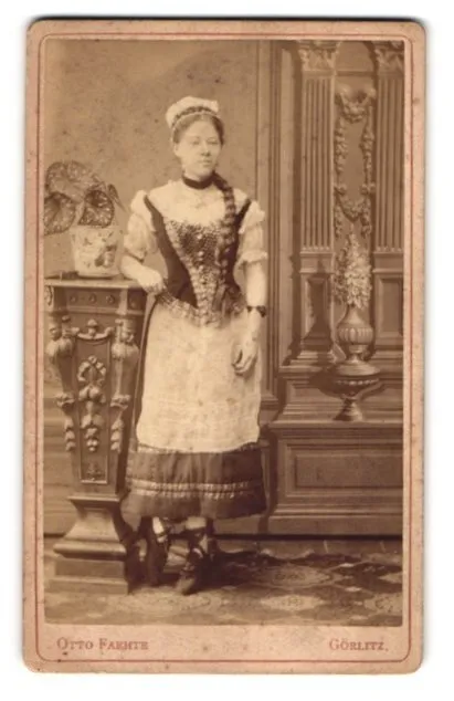 Fotografie Otto Faehte, Görlitz, junge Dame im Trachtenkleid mit geflochtenem Z
