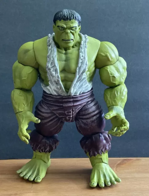 Diamond Select Marvel Savage Hulk Disney Store Exclusive Collector Action Figure
