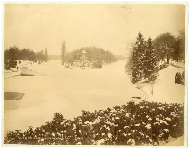 France, Paris, Bois de Boulogne, hiver, le grand lac, chalet sous le neige  Vint