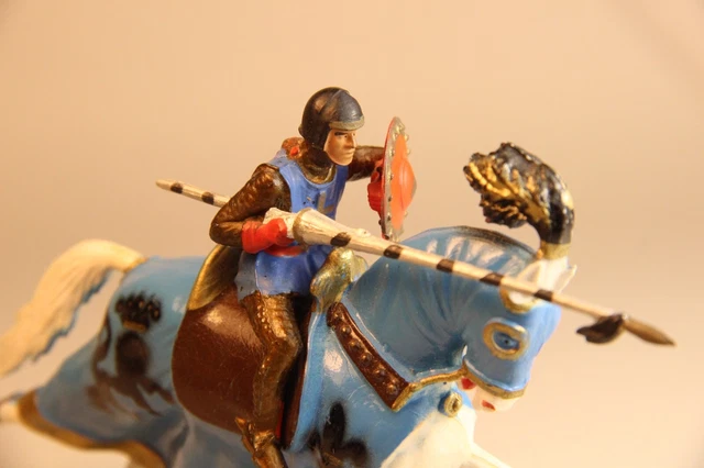STARLUX Moyen Age, chevalier  lance sur cheval robe tournoi no Elastolin Clairet