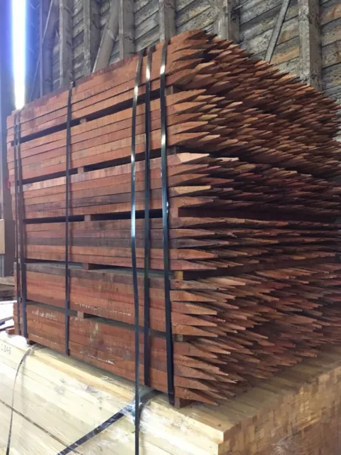1 Palette Zaunpfähle aus Hartholz (wie Bongossi), ca.30x40mm x 1,25m, angespitzt