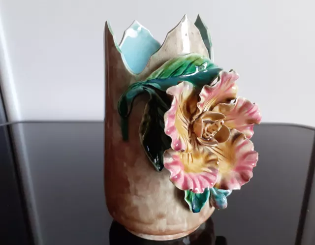 Ancien vase en barbotine / Décor grande fleur