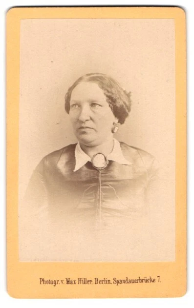 Fotografie Max Hiller, Berlin, Portrait bürgerliche Dame mit moderner Frisur un