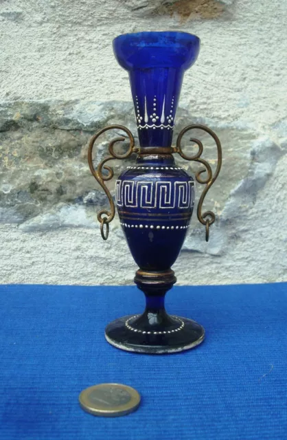 V27 Joli petit Vase en Verre Bleu Emaillé et monture Laiton XIX Soliflore