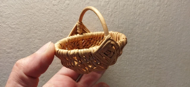ANCIEN PETIT PANIER de poupée en osier, pique nique, hauteur 13 cm EUR ANCIEN PETIT PANIER de poupée en osier, pique nique, hauteur 13 cm EUR