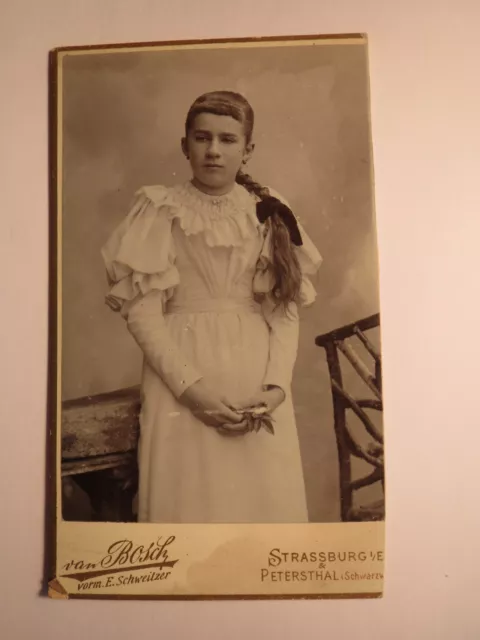 Strassburg - Petersthal - stehendes Mädchen mit Zopf im Kleid - Kulisse/ CDV