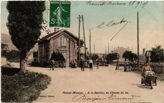 CPA AK NEUVES-MAISONS - A la Barriere du Chemin de fer (484316)