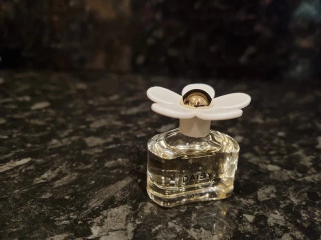 Daisy miniatures collection top by marc jacobs