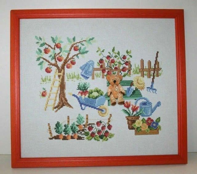 "Oso de peluche en el jardín punta de aguja hecha a mano en un marco de madera 16"W x 14"H