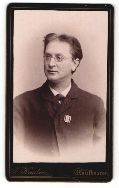Fotografie J. Kreutzer, Kaufbeuren, Portrait Herr mit Brille mit Orden