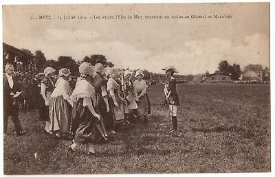 CPA 57 - METZ (Moselle) 14 juillet 1919. Jeunes filles de Metz remettent fanion
