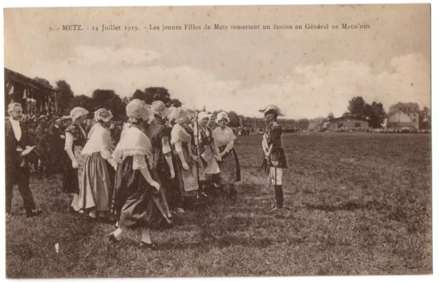 CPA 57 - METZ (Moselle) July 14, 1919. Young girls from Metz give pennant back