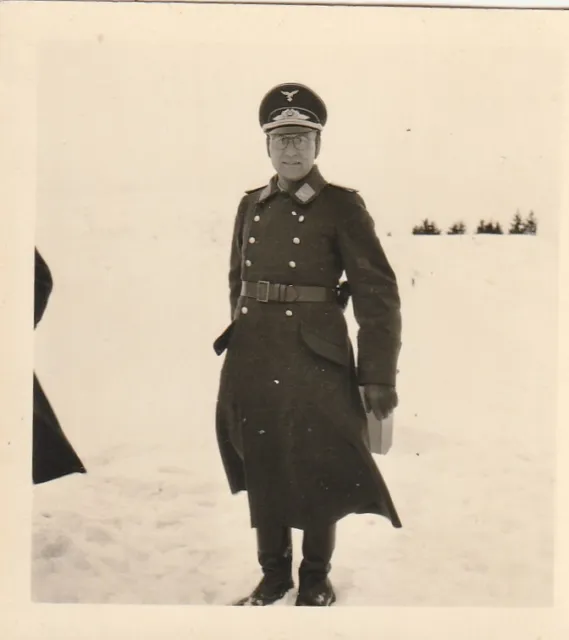 Luftwaffe Leutnant mit Schirmmütze und Ohrenwärmer 2WK Foto WWII