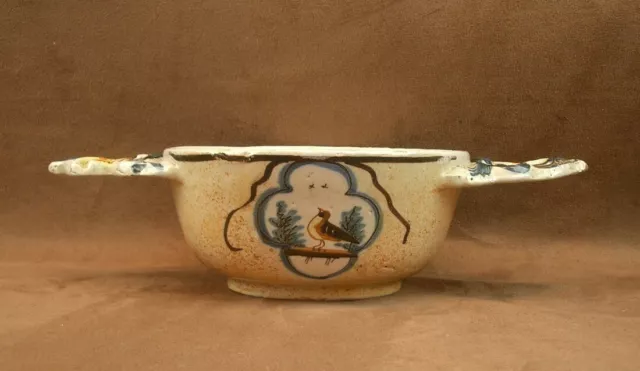 BOL A OREILLE, ECUELLE EN FAIENCE DU XVIIIe DECOR OISEAU SUR LA BARRIERE NEVERS?