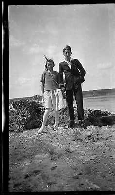 Portrait enfants debout rocher bord de mer  - négatif photo ancien circa 1910