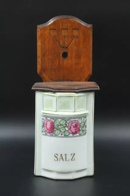 Alter Wandbehälter Salztopf aus Keramik und Holz mit Deckel Blumenmotiv H 30 cm