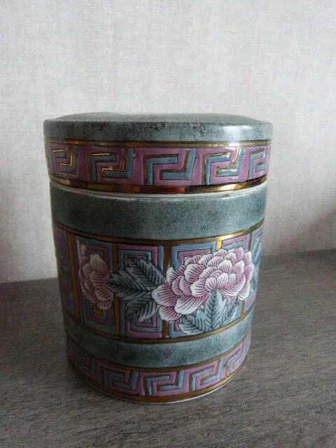 joli pot a coton , boite en céramique a decors de fleurs  ,chine (s01)