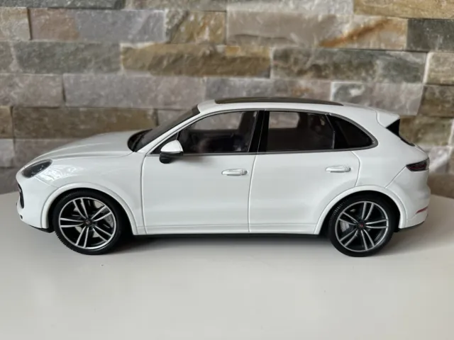 1:18 Minichamps Porsche Cayenne Turbo S 2017 white weiß