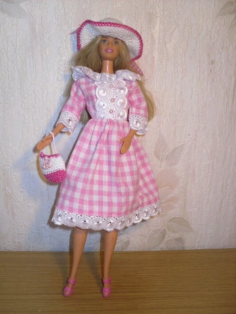 Robe d'été en vichy rose pour poupée Barbie + accessoires